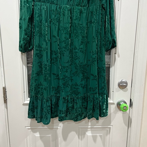 Velvet burnout wrap dress - Picture 5 of 12